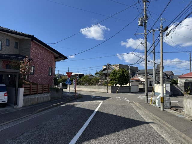 東区大山2丁目　土地の前面道路含む現地写真