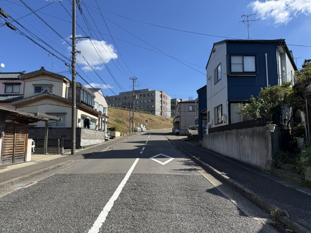 東区大山2丁目　土地の前面道路含む現地写真