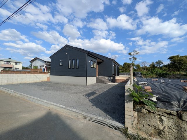 第3　石岡市山崎　新築戸建ての外観|現地完成済で建物も駐車場やお庭も全てご覧いただけます。
ご自身の目で街並みや敷地の広さ、陽当たりをご確認ください。
