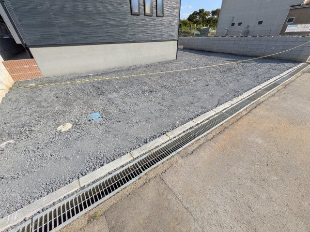 第3　石岡市山崎　新築戸建ての駐車場|駐車は4台以上可能です♪
現地案内会開催中です！ 平日のご見学も可能です。 お気軽にお問い合わせください♪ 【リアライズ不動産】 0297-86-8370まで♪