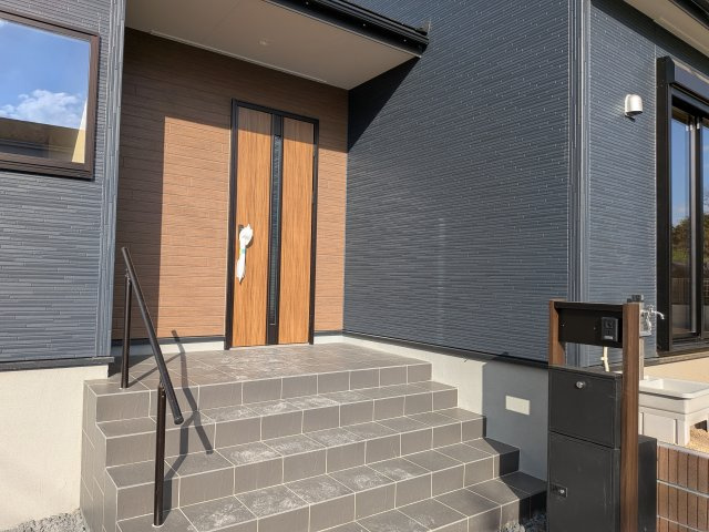 第3　石岡市山崎　新築戸建ての玄関|日当たりや広さを現地で体感してください。理想のガーデニングや家庭菜園を始めてみませんか。