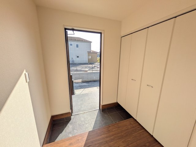 第3　石岡市山崎　新築戸建ての玄関|お洒落な玄関ドアと洗練された外壁デザイン。家の顔にふさわしい上質な佇まいで、ご家族やお客様を迎えます。