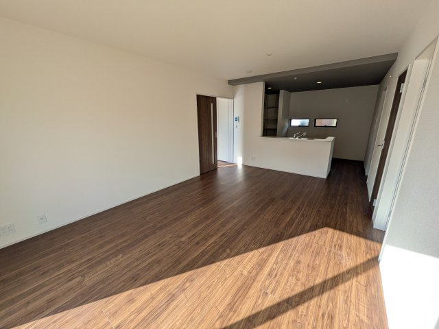 第3　石岡市山崎　新築戸建ての居間・リビング|家族全員の靴がスッキリ片付く大容量シューズボックス完備。
お客様を気持ちよく迎えられる、明るく清潔感あふれる玄関です。