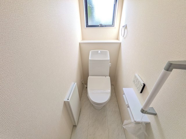 第3　石岡市山崎　新築戸建てのトイレ|窓付きで明るく白を基調とした清潔感のあるトイレは温水洗浄便座付きです♪
