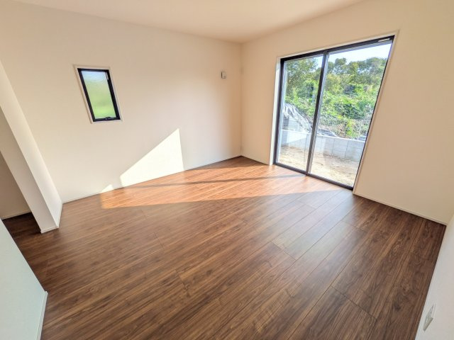 第3　石岡市山崎　新築戸建ての洋室|たっぷりの陽光と心地よい風が入る２面採光。
毎朝、爽やかな目覚めをサポートする、快適なベッドルームです。