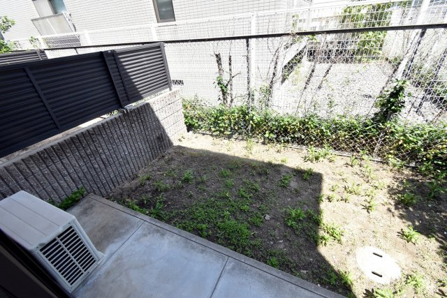 西宮市池開町のアパートの庭