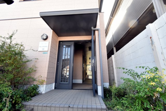 西宮市池開町のアパートのエントランス