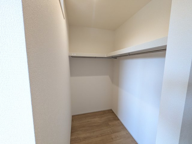 第4　石岡市山崎　新築戸建ての収納|衣類や季節ものバッグ、帽子などの小物もまとめて収納できる広々としたウォークインクローゼット♪