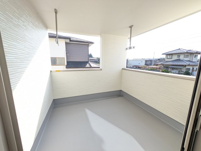 第4　石岡市山崎　新築戸建てのバルコニー|広々としたワイドバルコニーは、日当たり良好で毎日の洗濯物干しに最適です。