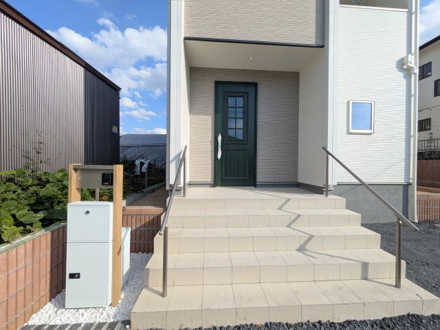 第4　石岡市山崎　新築戸建ての玄関|お洒落な玄関ドアと洗練された外壁デザイン。家の顔にふさわしい上質な佇まいで、ご家族やお客様を迎えます。