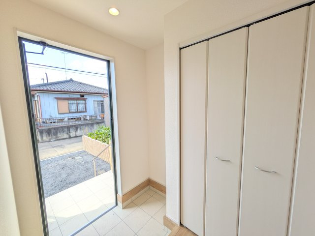 第4　石岡市山崎　新築戸建ての玄関|家族全員の靴がスッキリ片付く大容量シューズボックス完備。
お客様を気持ちよく迎えられる、明るく清潔感あふれる玄関です。