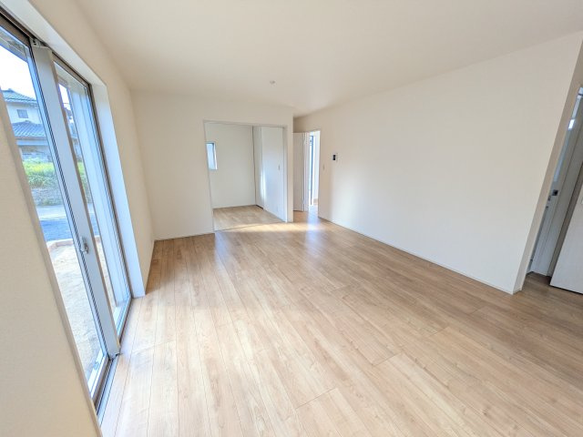 第4　石岡市山崎　新築戸建ての居間・リビング|南向きで明るく陽当たりの良いリビングです♪