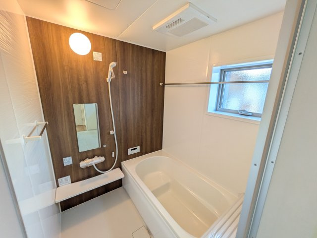 第4　石岡市山崎　新築戸建ての浴室|1坪タイプのゆったりとしたバスルームは浴室暖房換気乾燥機付きで、どんな季節でも快適なバスタイムを満喫出来ます♪
窓付きで明るく開放的なところも良いですね！