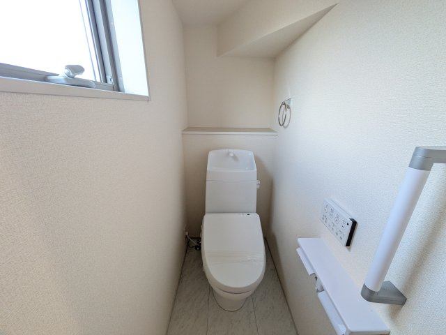 第4　石岡市山崎　新築戸建てのトイレ|窓付きで明るく白を基調とした清潔感のあるトイレは温水洗浄便座付きです♪
