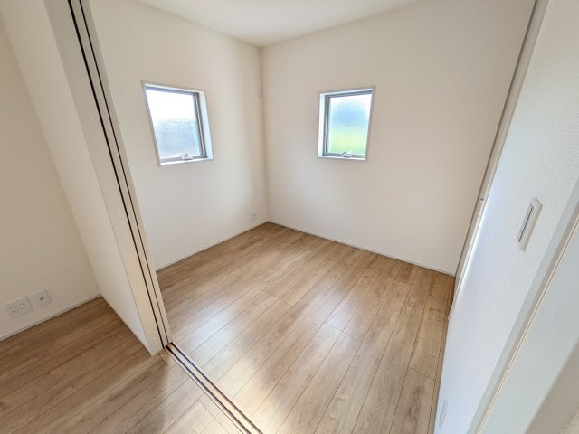 第4　石岡市山崎　新築戸建ての洋室|リビングと繋がる多目的スペース。引き戸を開ければ広々LDK、閉じれば客間や書斎、お子様の遊び場に早変わりします。
