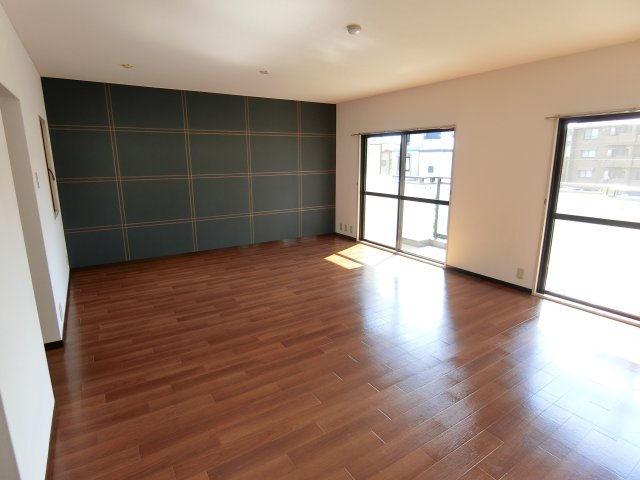 西宮市花園町の賃貸マンションの居間・リビング