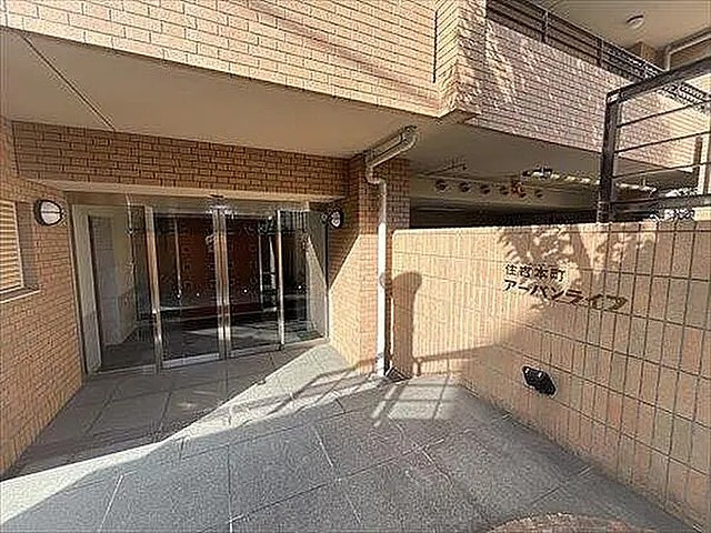 神戸市東灘区住吉本町３丁目の賃貸マンションのエントランス