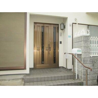 芦屋市東芦屋町のアパートの玄関
