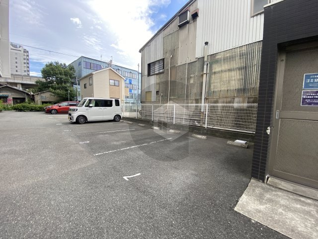 Art Pension高井田の駐車場