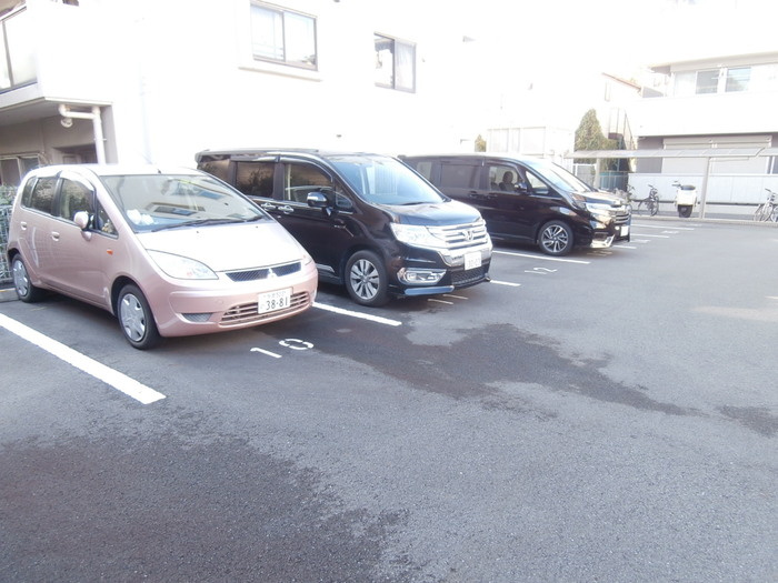 ヴィクトワール弐番館の駐車場