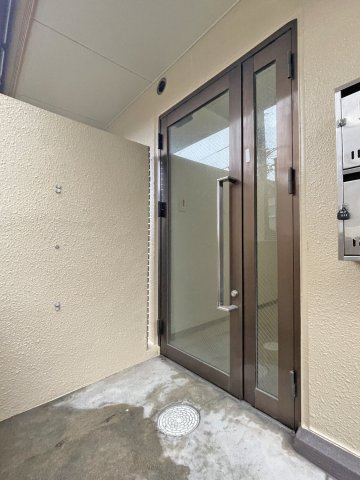 トレス岡本のエントランス