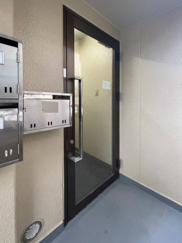 トレス岡本のエントランス