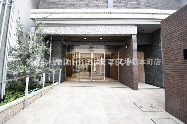 フォーリアライズ本町レクスのエントランス