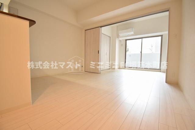 フォーリアライズ本町レクスの居間・リビング|※カラーは茶系のお部屋になります。