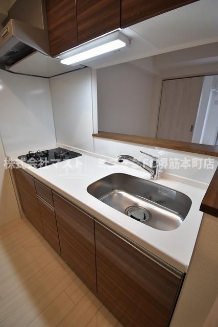 フォーリアライズ本町レクスのキッチン|※カラーは茶系のお部屋になります。