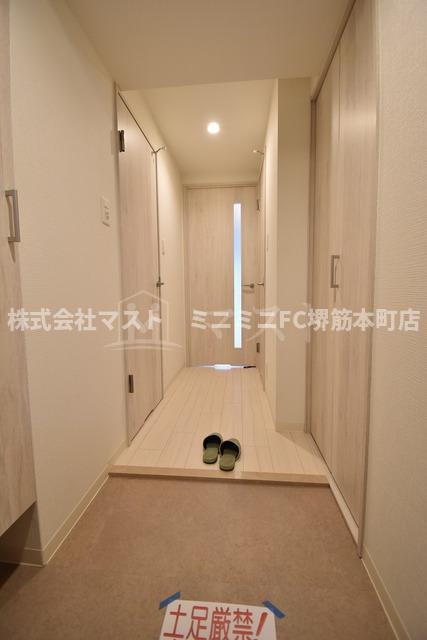 フォーリアライズ本町レクスの玄関|※カラーは茶系のお部屋になります。