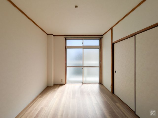 コスモハイツの居間・リビング|洋室6帖、窓が大きく明るいお部屋です