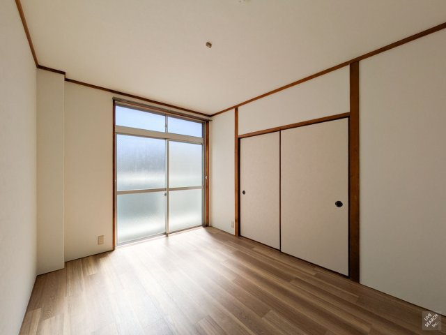 コスモハイツの居間・リビング|洋室6帖、押入付きで収納もしっかり