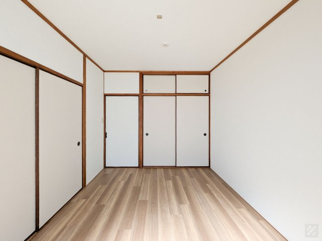コスモハイツの居間・リビング|洋室6帖、落ち着いた雰囲気のお部屋です