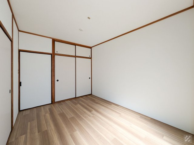 コスモハイツの居間・リビング|洋室6帖、フローリング調の床です