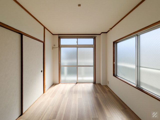 コスモハイツの居間・リビング|洋室6帖、2面採光で明るいお部屋です