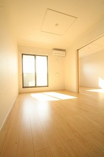 オークスレジデンスⅡの居間・リビング|こちらのリビングで趣味の時間をお楽しみください