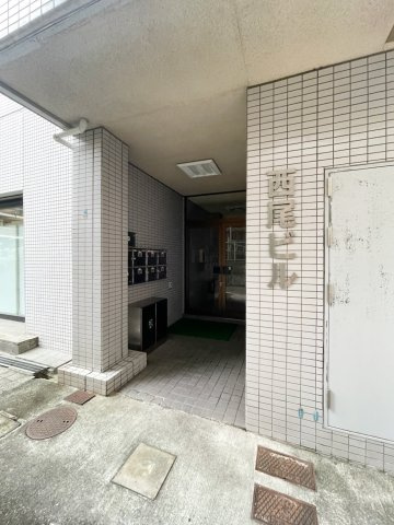 西尾ビルのエントランス