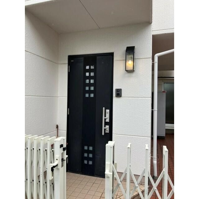 祖師谷２丁目貸家の玄関|明るい玄関です