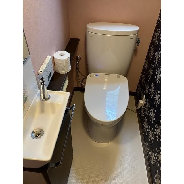 祖師谷２丁目貸家のトイレ|落ち着いた色調のトイレです
