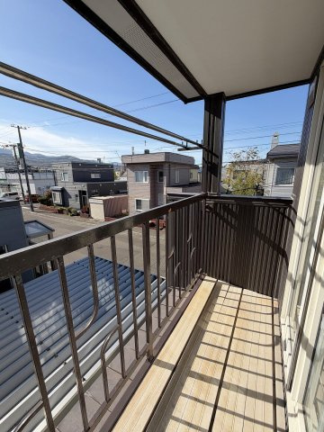手稲区前田6-6　角地一戸建のバルコニー|２階南面にバルコニーあり♪