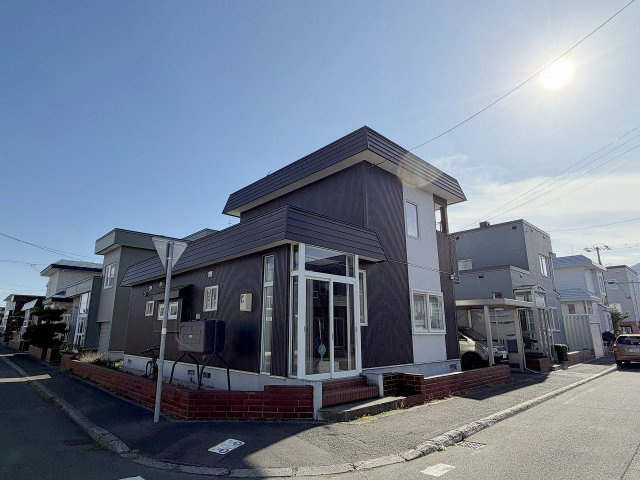 手稲区前田6-6　角地一戸建の外観|玄関フード付きで冬も安心♪
