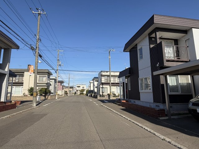手稲区前田6-6　角地一戸建の前面道路含む現地写真|玄関側の道路は幅10ｍ♪下手稲通近くマイカーアクセスも便利♪