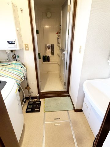 手稲区前田6-6　角地一戸建の独立洗面台|ユーティリティにはシャンぴぷードレッサーあり♪