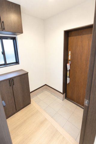 牛久市神谷2丁目新築戸建の玄関