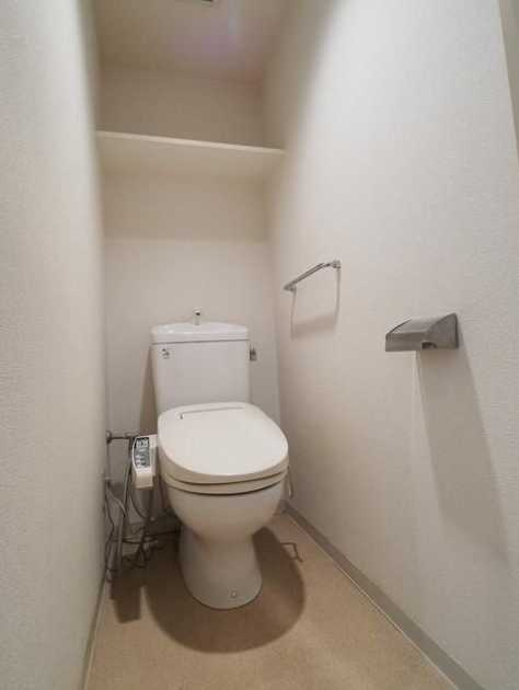 イーストヴァリュー弦巻　角部屋　オートロック　独立洗面台のトイレ