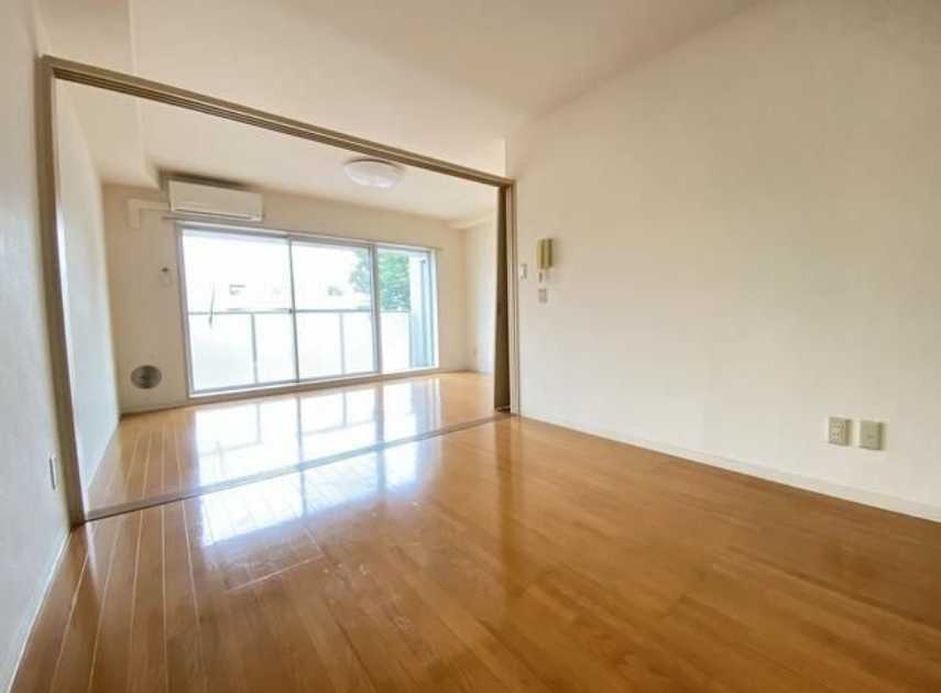 イーストヴァリュー弦巻　角部屋　オートロック　独立洗面台の居間・リビング