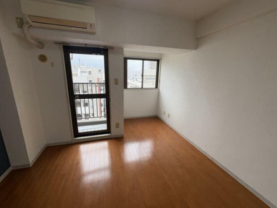 【居間・リビング】 | 鶴見ハウス | 綺麗なフローリングのお部屋です。