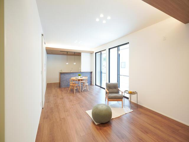 新築戸建て・仲介手数料半額）津島市埋田町Ⅱ④D棟の居間・リビング
