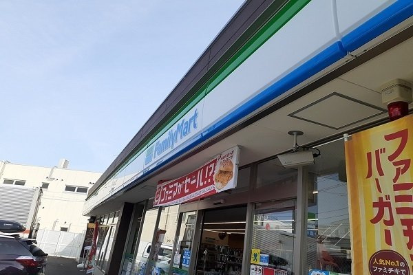 ローリエ宮前平の周辺|ファミリーマートまで300m