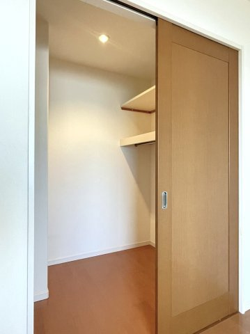 アルファステイツ下松瑞穂町の収納|洋室(1)にはウォークインクローゼットもあり収納も充実しています